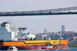 الاتحاد الأوروبي يقترح حظر كامل على الخدمات البحرية للنفط الروسي