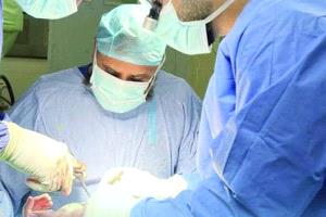 أول عملية ناجحة لترميم أربطة الرسغ أمامي وخلفي في مستشفى صحار بعُمان