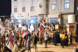 الأمن يطلق النار على المحتجين أمام قصر معاشيق وإصابات خطيرة (صور)