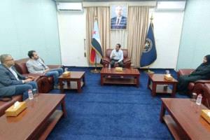 أمانة المجلس الانتقالي تؤكد أهمية الشراكة الإنسانية مع الصليب الأحمر الدولي