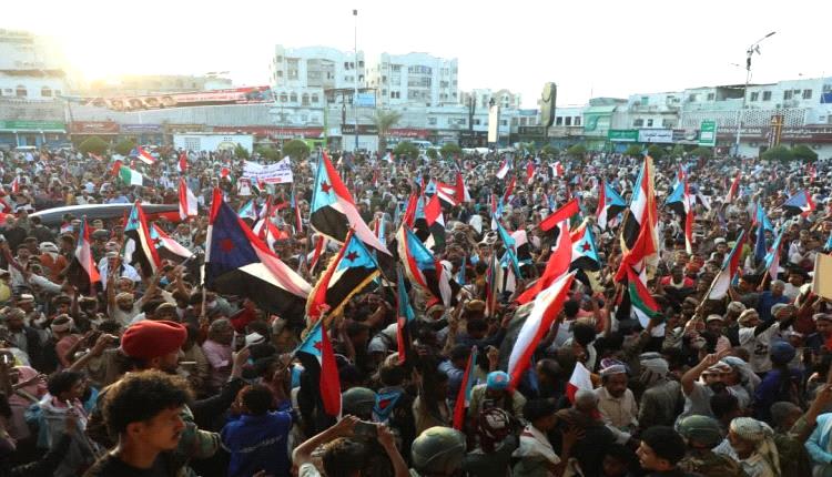 أبين تعانق عدن وتتزين بأعلام النصر