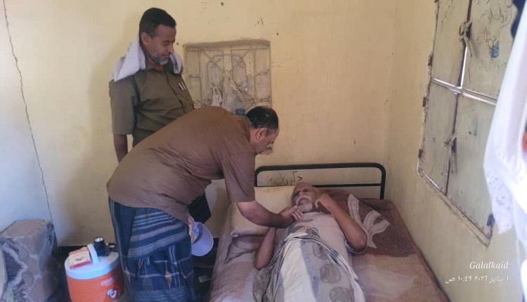 في لفتة وفاء وإنسانية.. مدير عام المسيمير يطمئن على الحالة الصحية للتربوي جمال مقبل