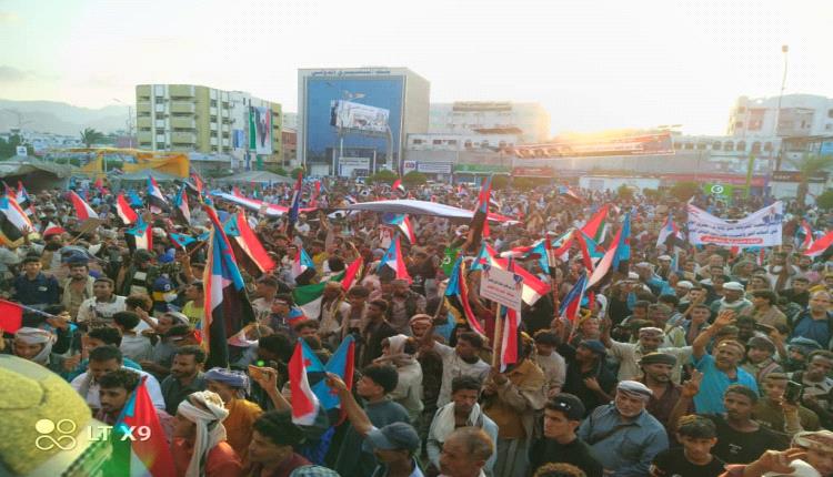 أبين تزحف إلى عدن: ملحمة جنوبية تجدد العهد وتؤكد الاصطفاف خلف القيادة