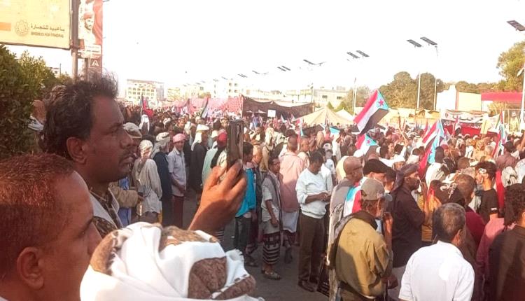 أبين ترسم لوحة وطنية بمشاركة حرائر المحافظة في ساحة العروض بالعاصمة عدن