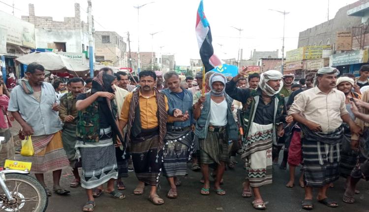 انتقالي أبين يعلن التعبئة العامة ومسيرة حاشدة تندد بالعدوان السعودي