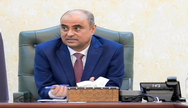 رئيس الوزراء في اتصالا مع المحافظ بن الوزير يطمئن على الأوضاع الأمنية والخدمية بمحافظة شبوة