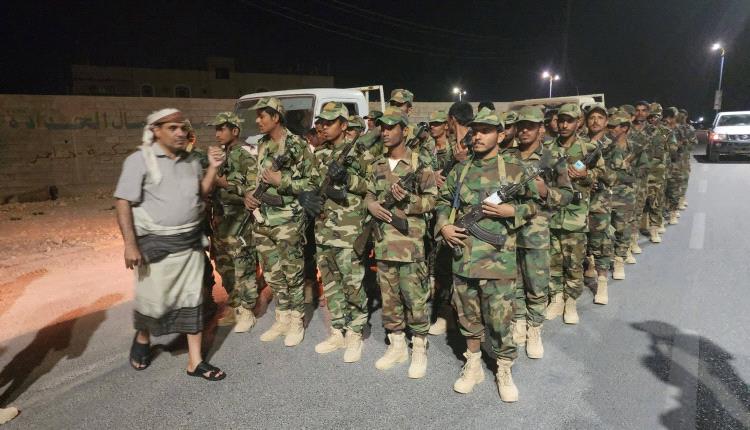 بتوجيهات المحافظ بن الوزير.. كتيبة من اللواء الثامن تصل مدينة عتق للمشاركة في تعزيز الأمن والاستقرار