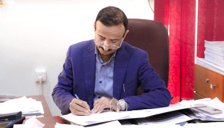 المحافظ بن الوزير يصادق على عقد تنفيذ مشروع تأهيل المدخل الغربي لمدينة عتق – المرحلة الثالثة