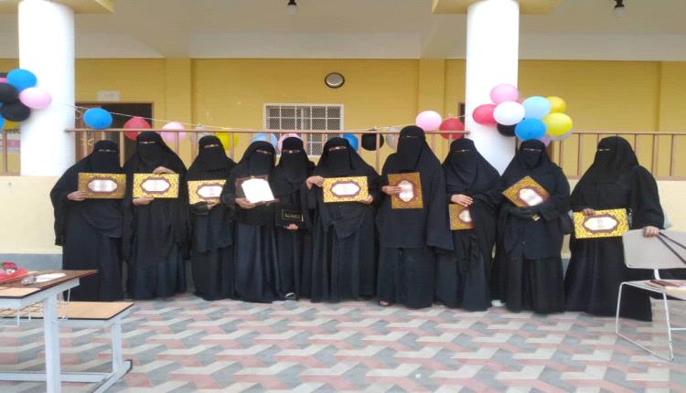 
مديرة مجمع الفقيد د/ علوي مبلغ تكرّم الوكيلة ورؤساء الشعب ومجموعة من المعلمات وأوائل الطالبات