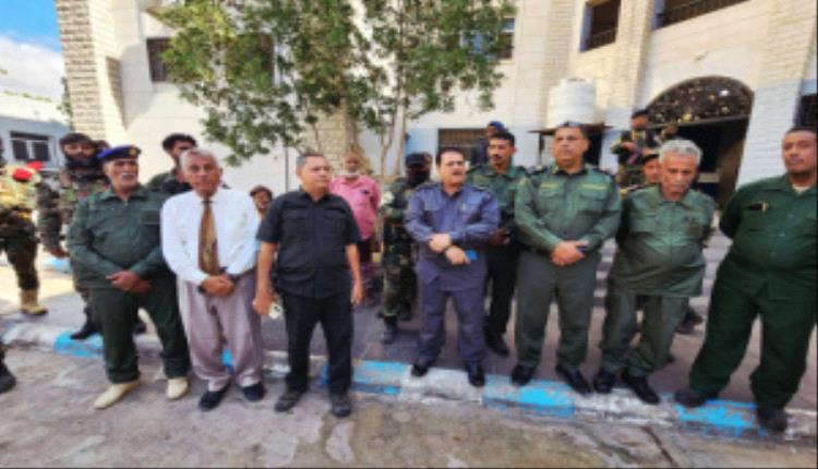 نائب مدير أمن عدن ينفّذ جولة تفقدية لرفع الجاهزية وتعزيز الانضباط في أقسام الشرطة