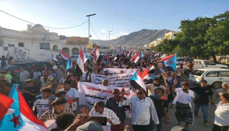 مسيرات جماهيرية حاشدة في المكلا تؤكد دعمها للمجلس الانتقالي وتطالب بتفعيل الإعلان الدستوري