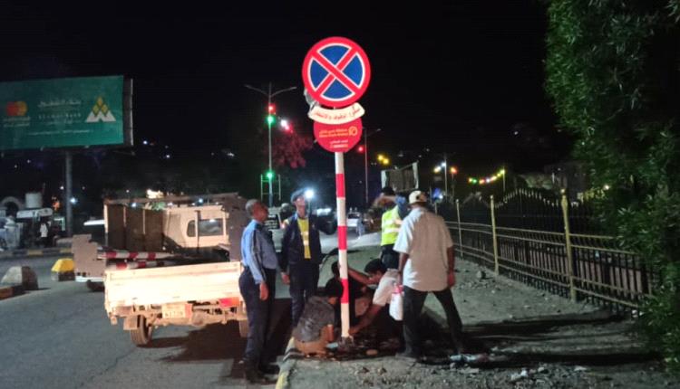 عدن /مديرية التواهي: تركيب لوحات ارشاديه مروريه