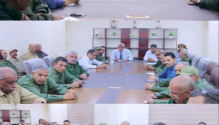 مدير أمن عدن يترأس اجتماعًا أمنيًا لتعزيز الاستقرار ومكافحة المخالفات