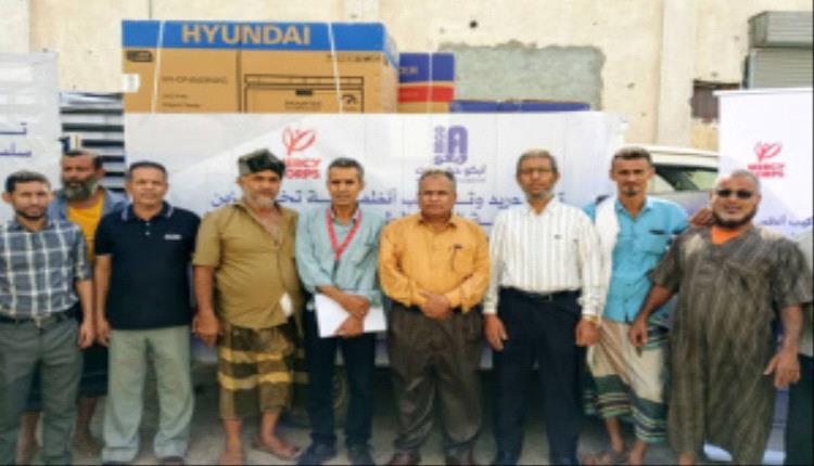 برعاية الوزير السقطري.. هيئة مصائد خليج عدن تطلق مشروع توزيع 671 ثلاجة وبطارية شمسية لدعم صيادي عدن