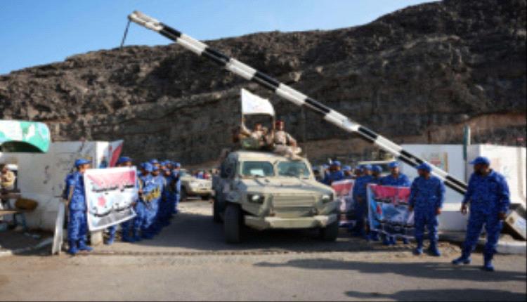 قوات العمالقة الجنوبية تسلّم معسكر جبل حديد لأمن المنشآت ضمن خطة إعادة الانتشار خارج عدن