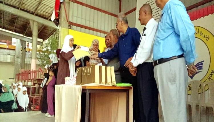 ثانوية ابان النموذجية للبنات تكرم طالباتها المتفوقات للقسمين العلمي والأدبي