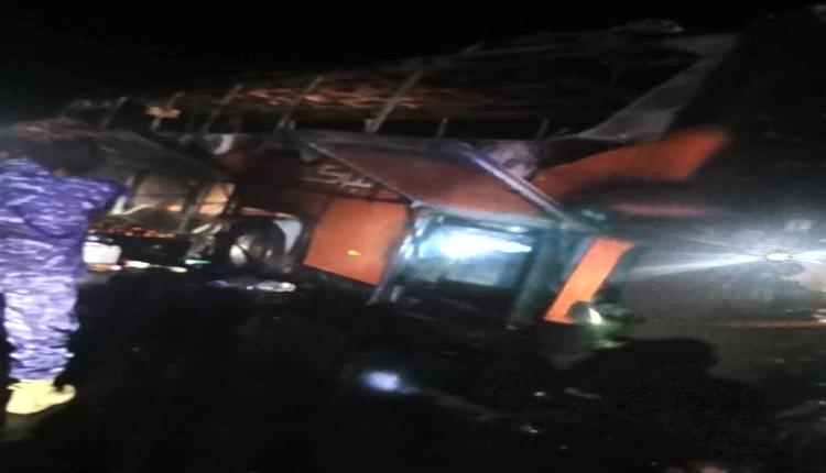 إدارة أمن أبين توضح تفاصيل حريق باص شركة البركة في شقرة