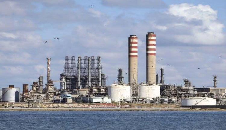 فنزويلا تخطط لرفع إنتاج النفط 18% عبر إصلاحات تشريعية رغم العقوبات الأميركية