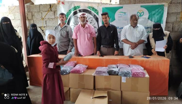 مؤسسة الانوار تستمر في توزيع الحقائب صحية 