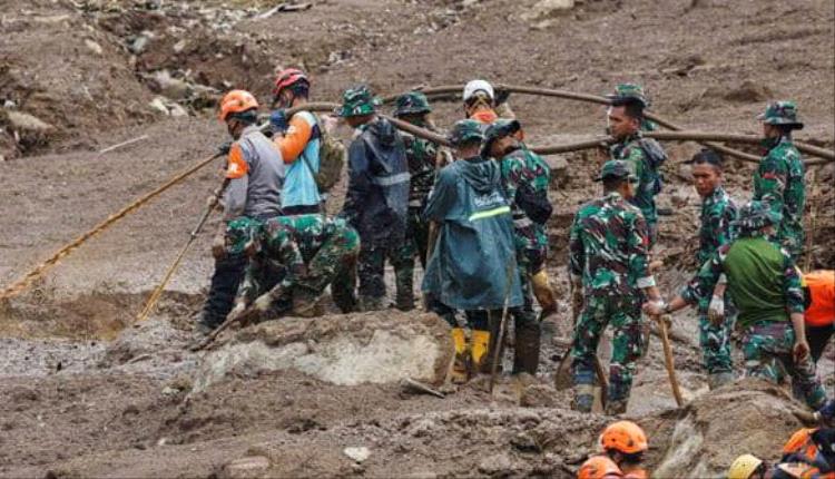 ارتفاع ضحايا الانهيار الأرضي في جاوة الغربية بإندونيسيا إلى 50 قتيلاً