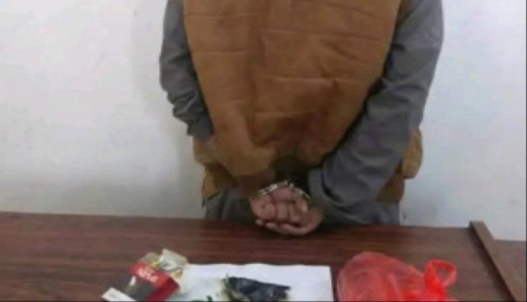دورية من دفاع شبوة تضبط متهمًا بحوزته مخدرات ومسكرات في أطراف عتق