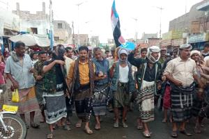 انتقالي أبين يعلن التعبئة العامة ومسيرة حاشدة تندد بالعدوان السعودي