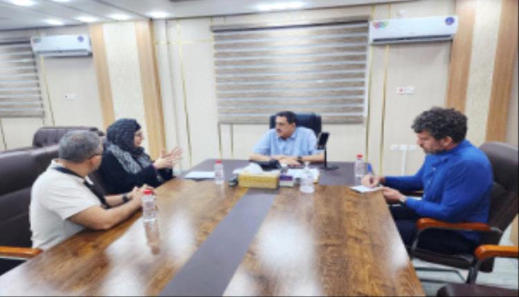 مدير أمن عدن يبحث مع بعثة الصليب الأحمر تعزيز التنسيق الأمني والإنساني