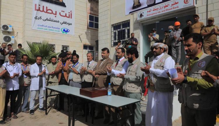 موظفو مستشفى كرى يحتفون بمديرهم العام بعد تتويجه بدرع الريادة كأفضل مدير مستشفى في اليمن 2025