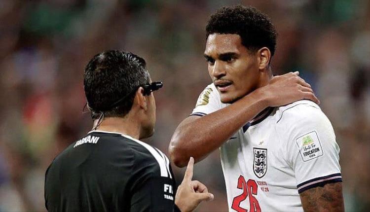 الفيفا يوقف مدافع إنكلترا كوانساه مباراتين بسبب الطرد أمام المكسيك