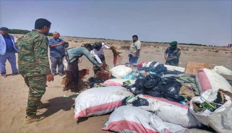 تحت إشراف مكتب الصناعة والتجارة وقوات طوق العاصمة عدن.. إتلاف كمية من المواد المهربة والمضبوطات المخالفة