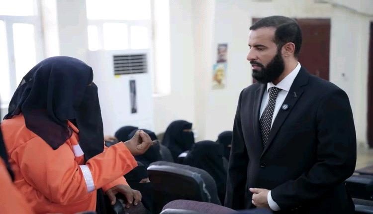 محافظ أبين: عمال النظافة يحظون برعاية خاصة ونعمل على تحسين أوضاعهم المعيشية والصحية