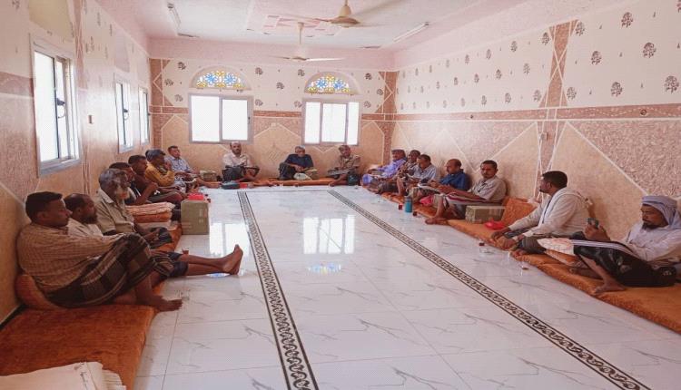 السلطة المحلية بمديرية حبان يؤدون وأجب العزاء والمواساة لأسرة مديرمكتب المدير العام للمديرية ناصر سالمين في وفاة والدته بمنزلهم بمنطقة لهية بحبان