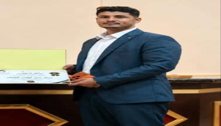 الدكتور سعيد النخعي يهنئ الدكتور عبدالرحمن فهمي قشاش بمناسبة تخرجه من كلية طب الأسنان بجامعة عدن