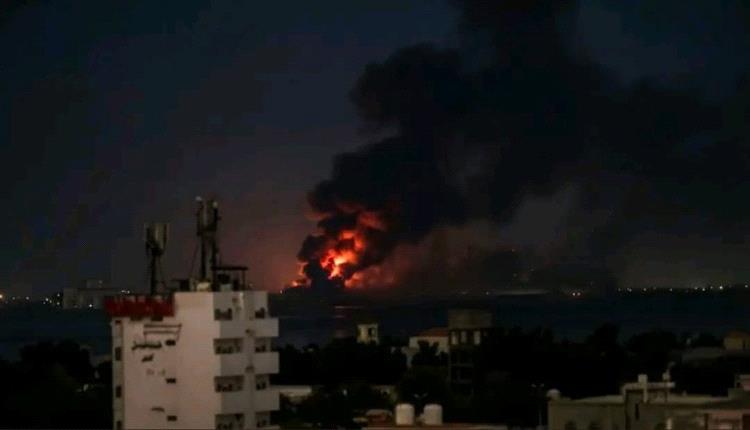 غارات جوية تستهدف محيط ميناء الحديدة وانفجارات عنيفة تهز المنطقة