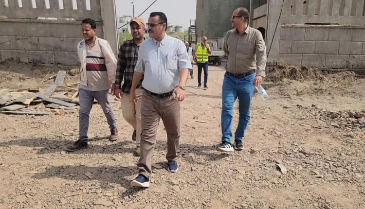 بتمويل سعودي..الداؤودي" و"باخبيرة" يطلعان على المساحة المخصصة لإنشاء محطة لتحلية مياه البحر بعدن
