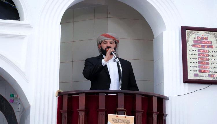 محافظ أبين خطيبًا في صلاة الجمعة ويؤم المصلين بمسجد العرقة بسباح ويشدد على التكاتف ونبذ الفرقة