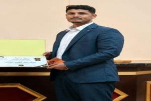 الدكتور سعيد النخعي يهنئ الدكتور عبدالرحمن فهمي قشاش بمناسبة تخرجه من كلية طب الأسنان بجامعة عدن