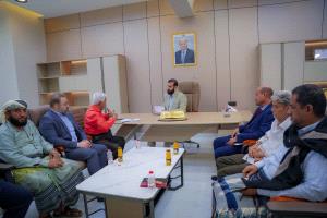 محافظ أبين يناقش مع مؤسسة الكهرباء استمرارية الطاقة  المشتراة لشركة ى وتحسين جودة الخدمة