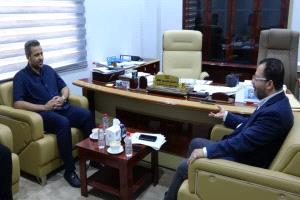 محافظ لحج يناقش مع وزير الكهرباء ترتببات تنفيذ مشروع  الطاقة الشمسية