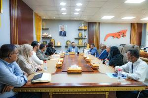 محافظ العاصمة عدن يلتقي مديري العموم الجدد والسابقين ويؤكد أهمية التكامل والاستفادة من جميع الكفاءات