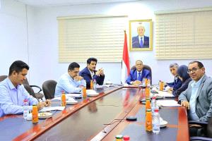 وزير الصناعة والتجارة يرأس اجتماعًا للجنة المشتركة لتعزيز الشراكة بين القطاعين العام والخاص