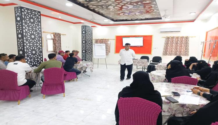 مؤسسة شباب أبين تنظم ورشة عمل لتطوير الأداء الإداري وتعزيز الانضباط الوظيفي