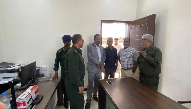 بتوجيهات محافظ العاصمة عدن.. وكيل المحافظة علوي النوبة يتفقد مستوى الانضباط الوظيفي بمديرية خورمكسر عقب إجازة عيد الأضحى