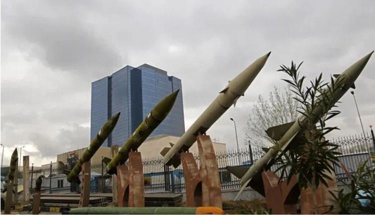 إيران تعلن استهداف قواعد ومواقع أمريكية في الكويت والبحرين وسط تصعيد إقليمي