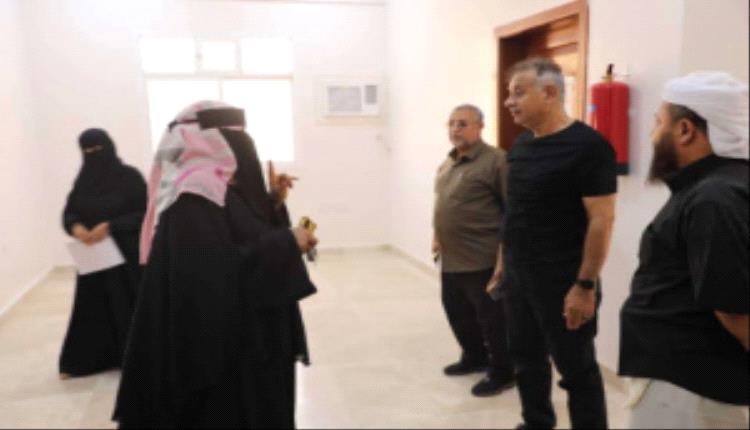مدير عام المعلا ينفذ نزولات ميدانية لمتابعة الخدمات وتقديم دعم عاجل للشرطة النسائية في عدن