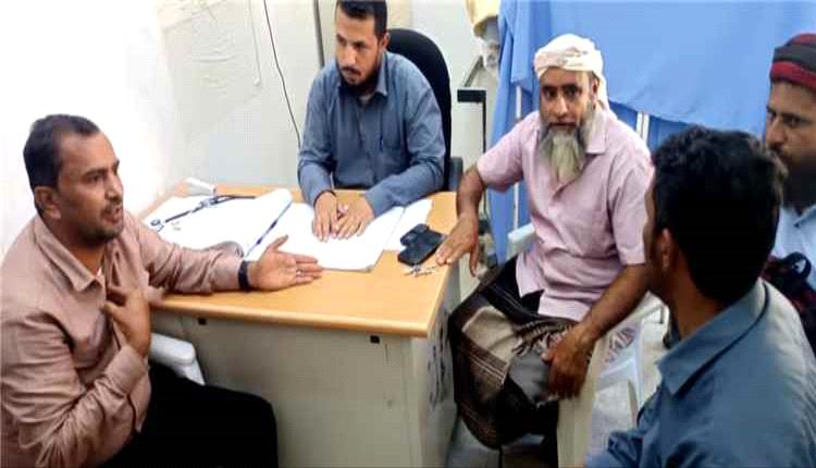 مدير عام سرار يزور المركز الصحي ويوجه بإصلاح سيارة الإسعاف الوحيدة بالمديرية