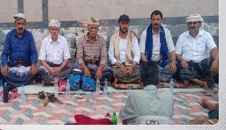 وفد من مديرية مكيراس برئاسة المدير العام يؤدي واجب العزاء في وفاة الرئيس هادي بمسقط رأسه في مديرية الوضيع