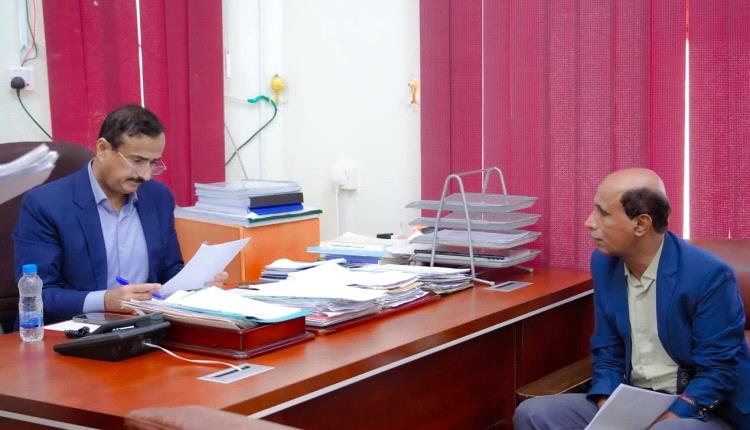 المحافظ بن الوزير يطلع على جاهزية اختبارات الثانوية العامة ويوجه بتقديم الدعم اللازم لإنجاحها