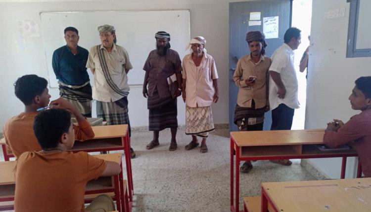 مدير عام مديرية أحور يدشن الامتحانات الوزارية للثانوية العامة في مجمع الزهراء
