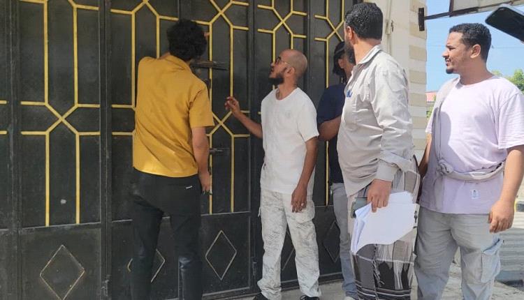 سلطة البريقة تنفذ حملة إغلاق المنشآت التجارية المخالفة وتؤكد على تنمية الموارد المحلية